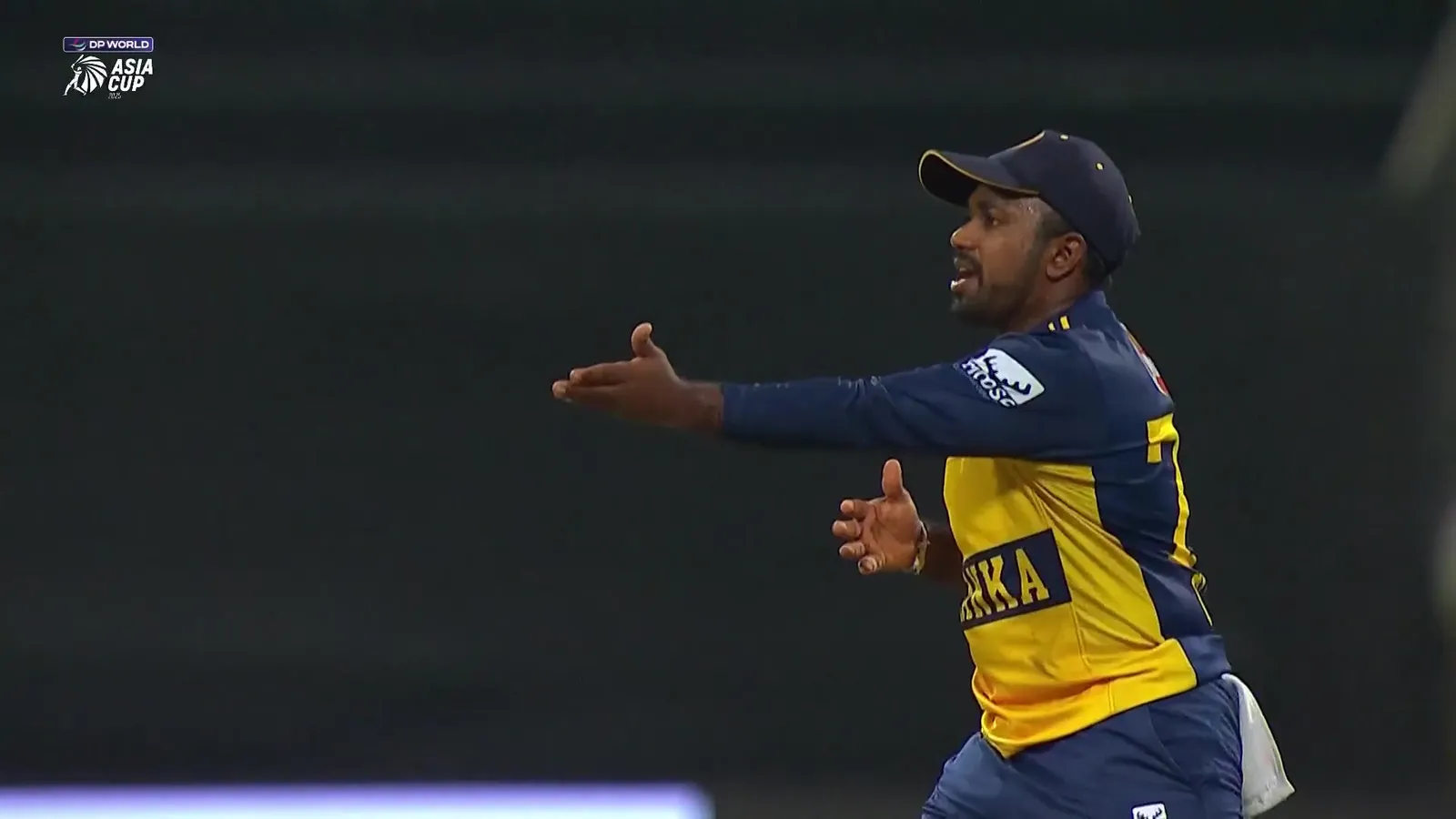 Jaker Ali Saved By The Bails Despite Lights Flashing | Airtel Xstream Play