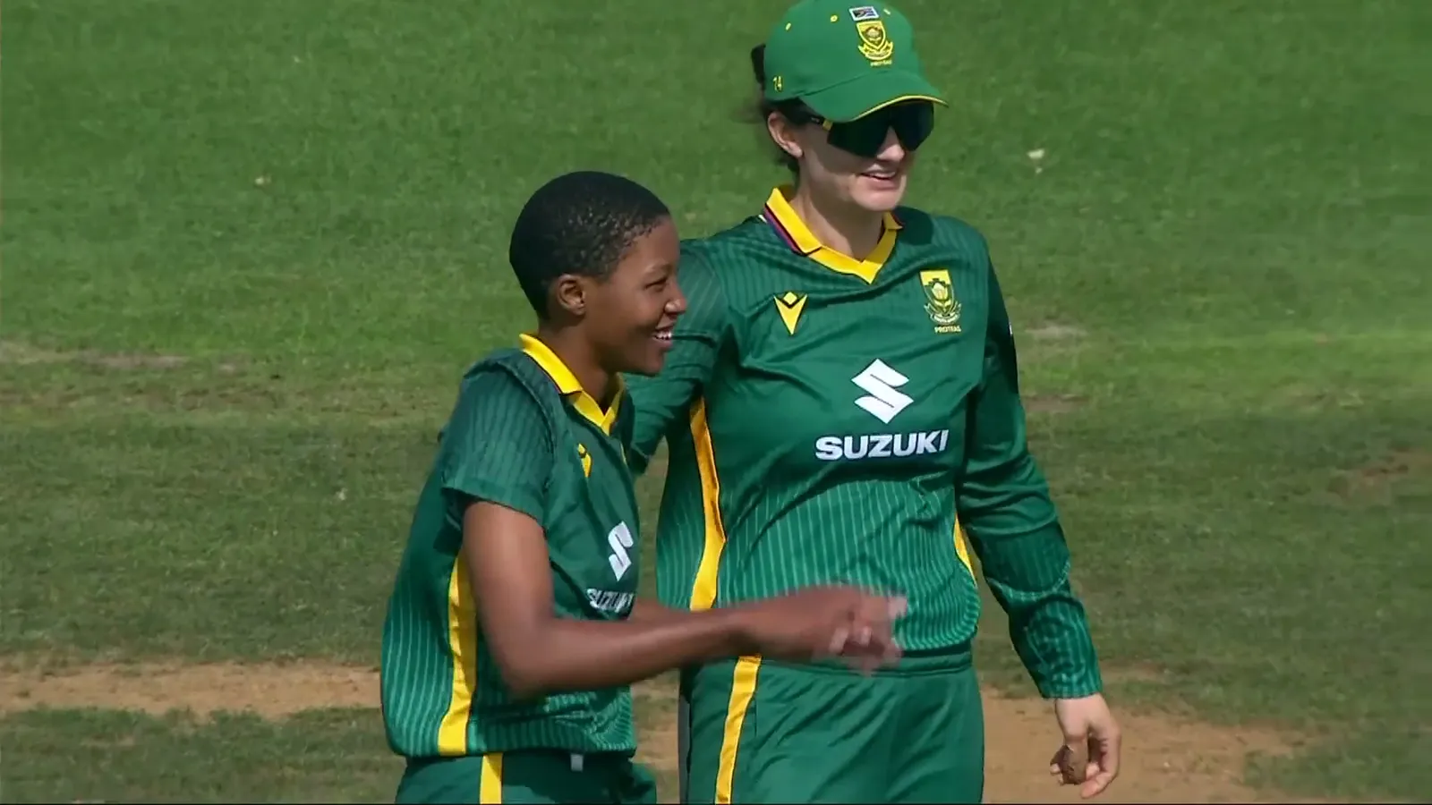 Wicket! Hlubi Strikes Timber To Dismiss Sharp | Airtel Xstream Play